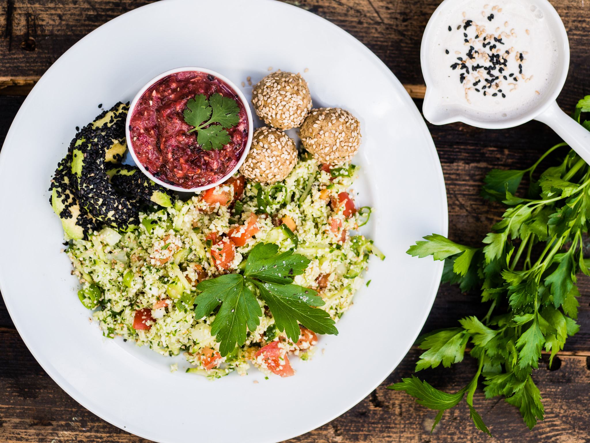 Humus-Bällchen auf Tabouleh 26