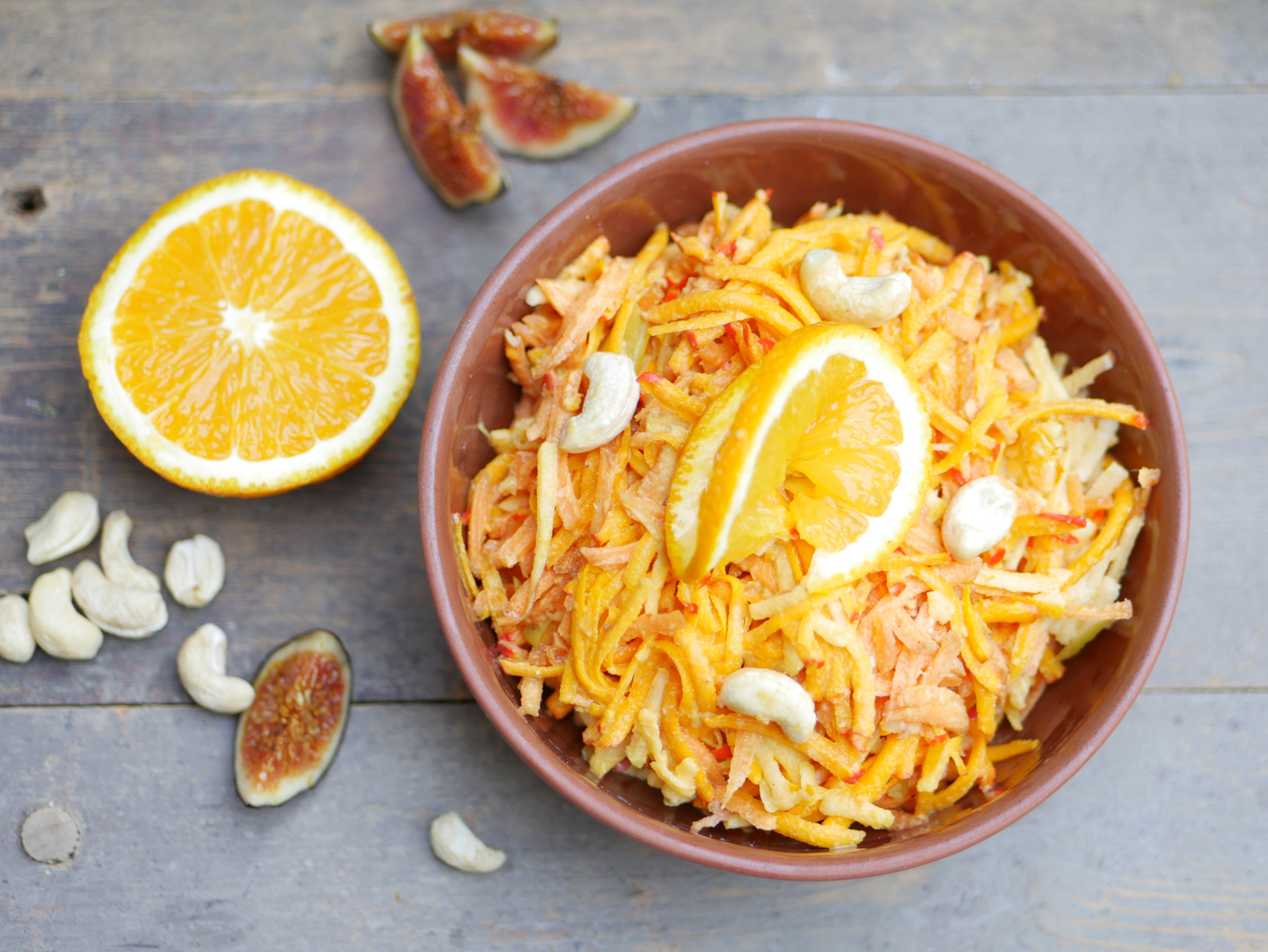 Super schmackhafter Kürbis Salat 1 Dieser Kürbis-Salat ist in zehn Minuten geraspelt und gemischt