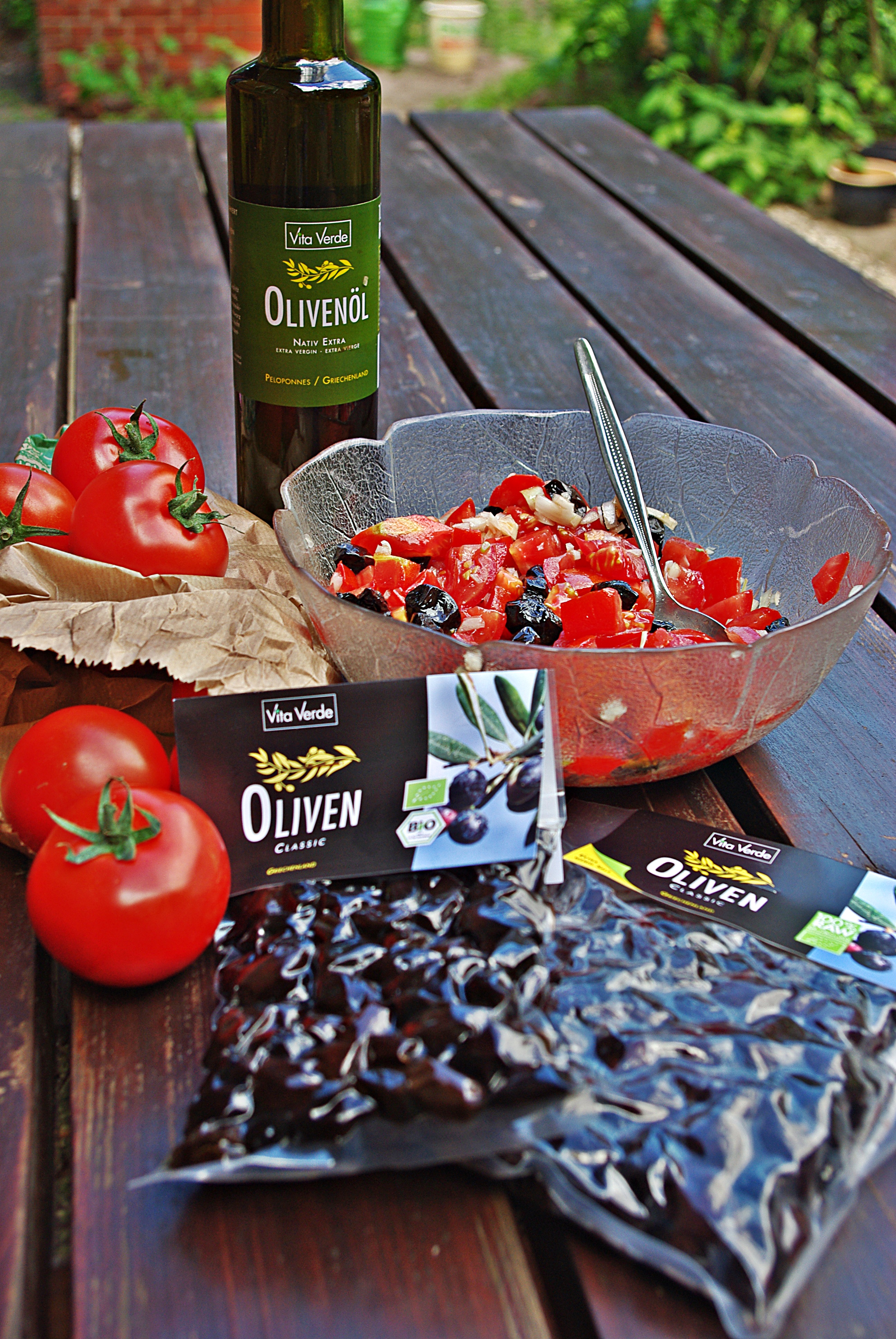 Oliven Tomaten Salat - purer Genuss 6 Tomaten-Oliven-Salat mit Olivenöl und Oliven von Vita Verde.