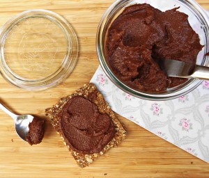 Dieses rohvegane Nutella ist in zehn Minuten gemixt und bleibt auch im Kühlschrank streichzart