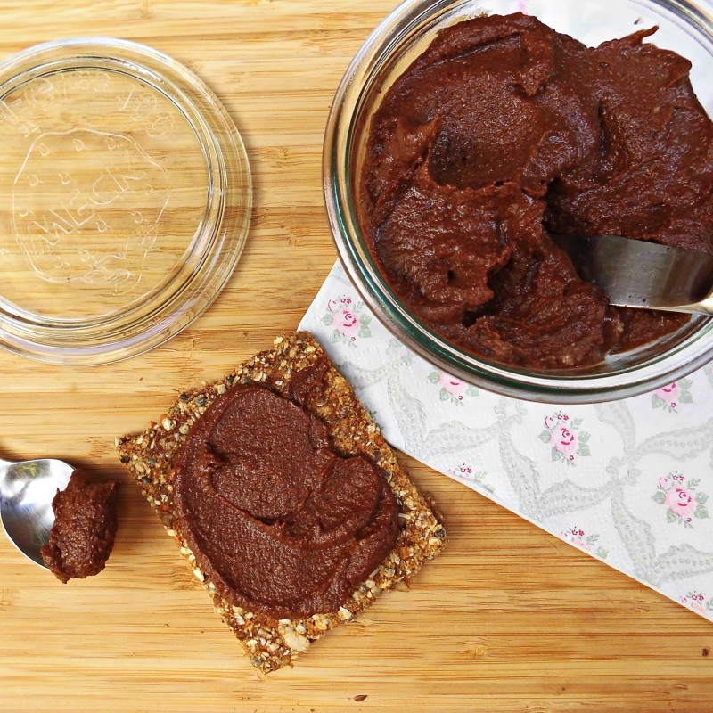 Dieses rohvegane Nutella ist in zehn Minuten gemixt und bleibt auch im Kühlschrank streichzart