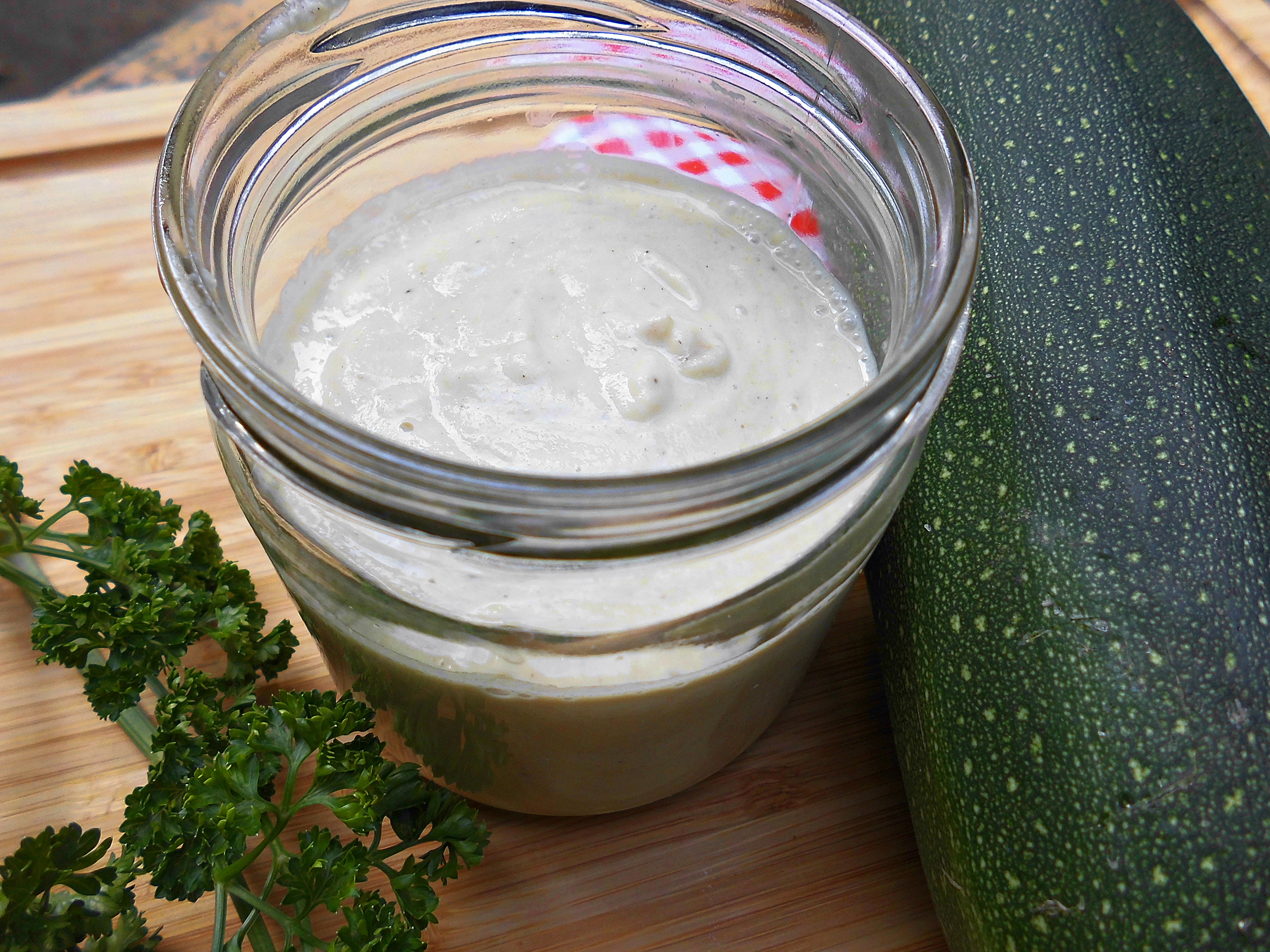 Zucchini-Hummus 1 Zucchini-Hummus im Glas von der Seite
