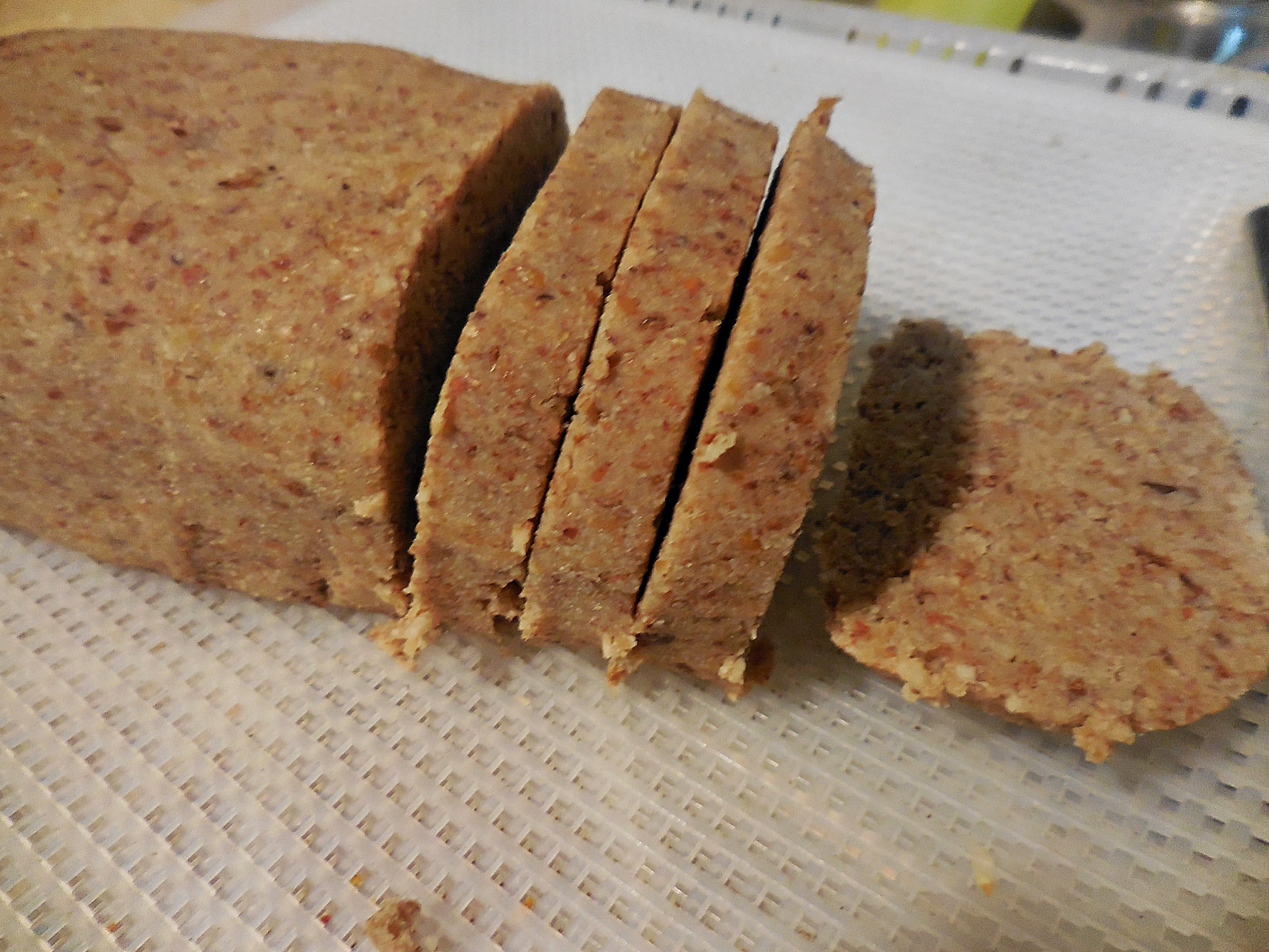 Rohkost Bananenbrot 2 Dieses rohvegane Bananenbrot kommt aus dem Dörrgerät und schmeckt wie frisch gebacken