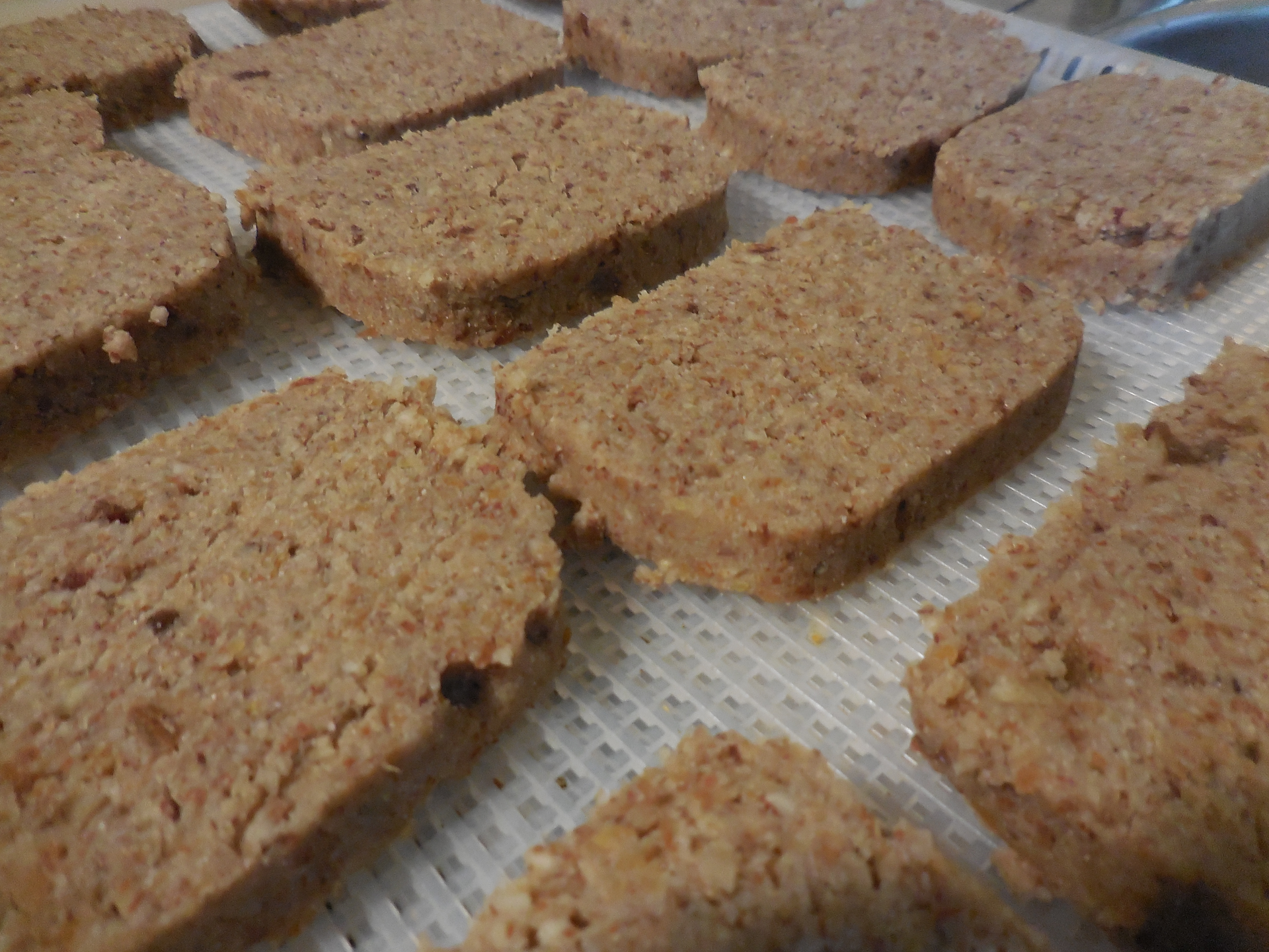Rohkost Bananenbrot 5 Dieses rohvegane Bananenbrot kommt aus dem Dörrgerät und schmeckt wie frisch gebacken