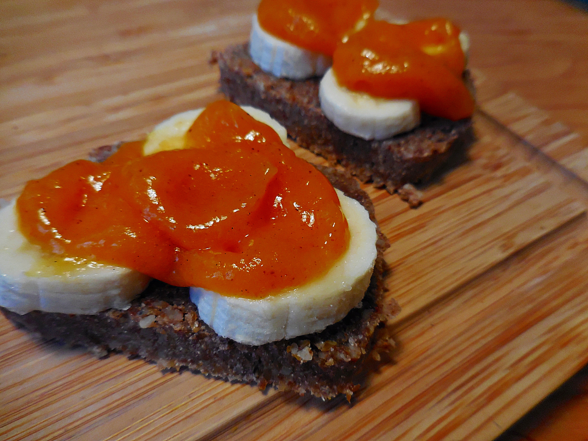 Rohkost Bananenbrot 3 Dieses rohvegane Bananenbrot kommt aus dem Dörrgerät und schmeckt wie frisch gebacken