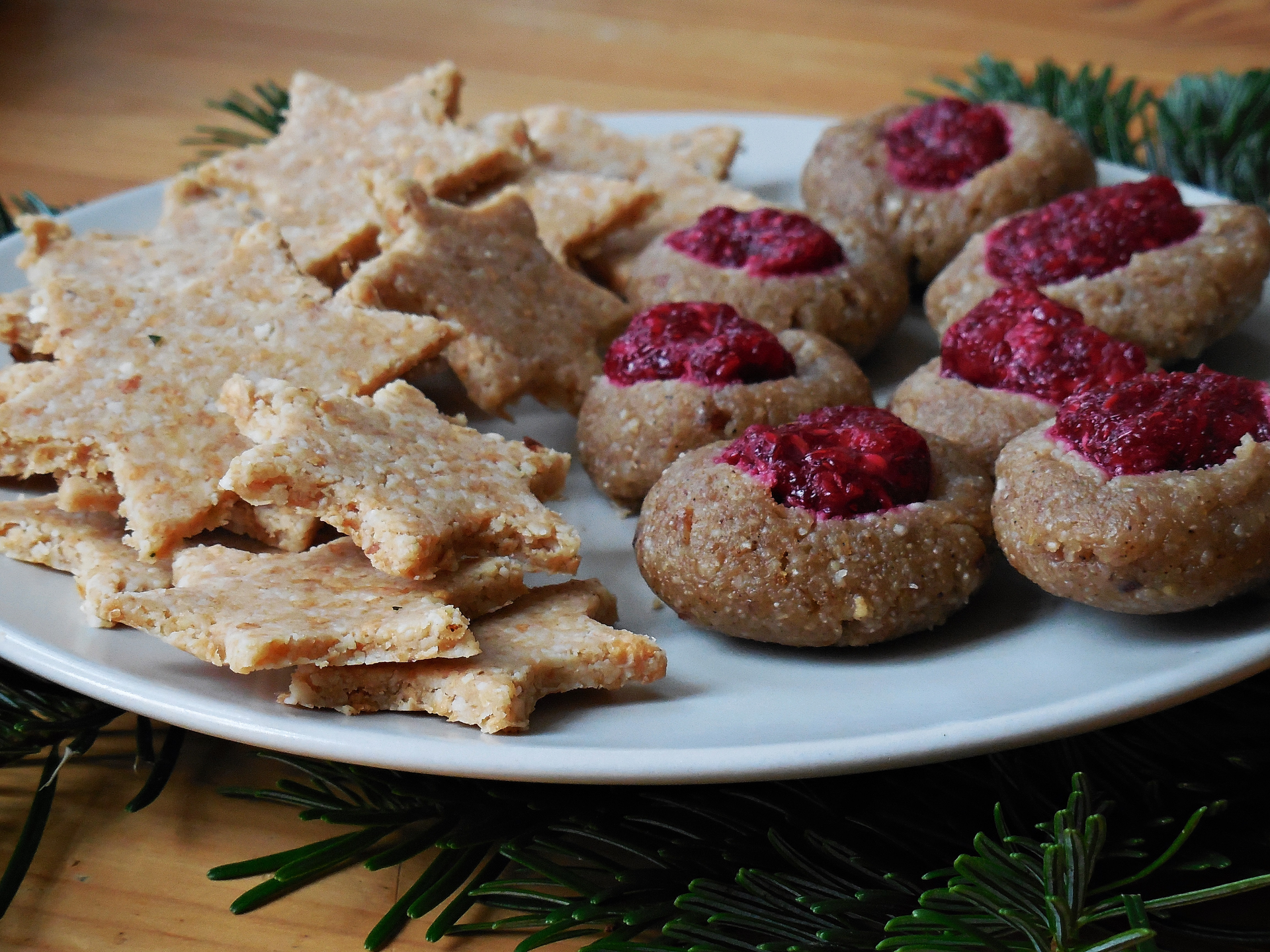 Ingwer-Zitronen-Sterne: Rohe Weihnachtskekse 1 Rohe Weihnachtskekse: Sterne und Mulden-Kekse mit Himbeer-Marmelade