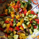 Exotischer Mango-Salat roh und vegan mit reifer Mango, Paprika und Koriander