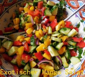 Exotischer Mango-Salat roh und vegan mit reifer Mango, Paprika und Koriander