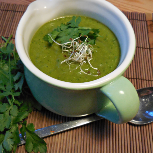 Asiatische Mango-Suppe mit grünem Pulver, roh vegan