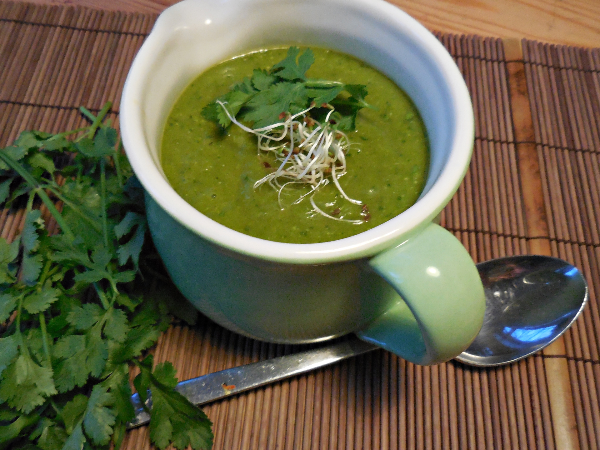 Asiatische Mango-Suppe mit grünem Pulver
