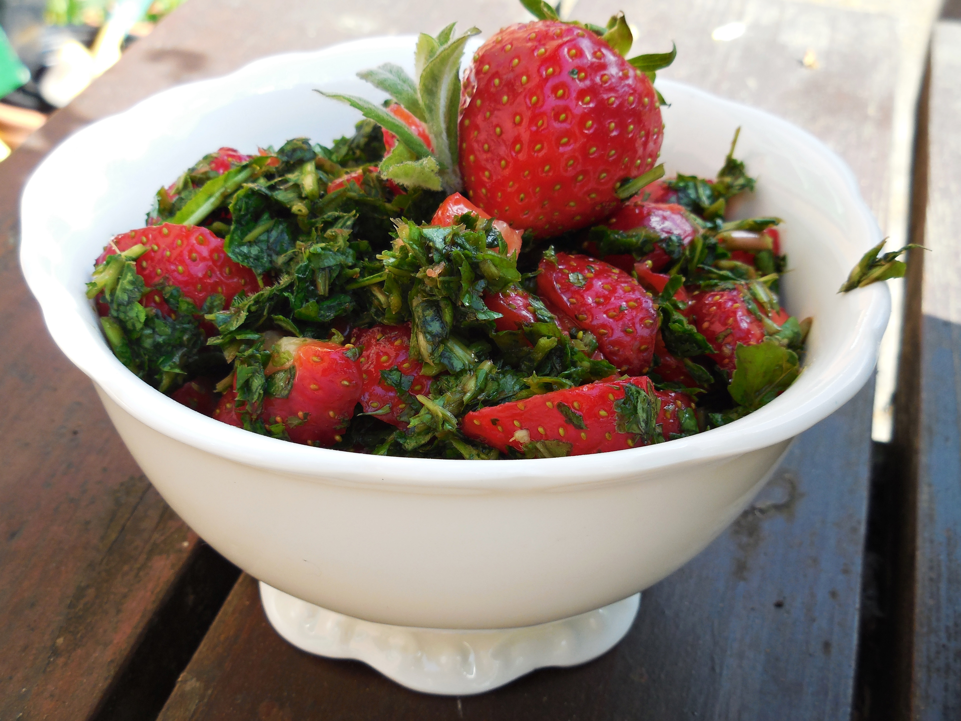 Wildkräuter-Erdbeeren-Salat