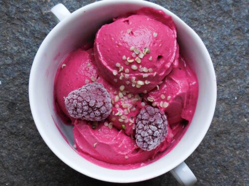 Himbeer-Hanf-Eis roh vegan, cremig geschichtet im Glas
