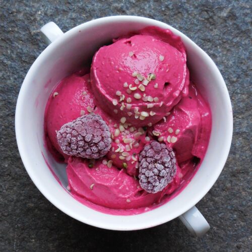 Himbeer-Hanf-Eis 1 Himbeer-Hanf-Eis roh vegan, cremig geschichtet im Glas