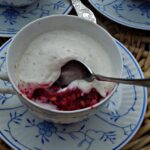 Himbeer-Kompott mit Cashew-Sahne im Glas, roh vegan