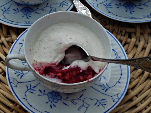 Himbeer-Hanf-Eis 2 Himbeer-Kompott mit Cashew-Sahne im Glas, roh vegan