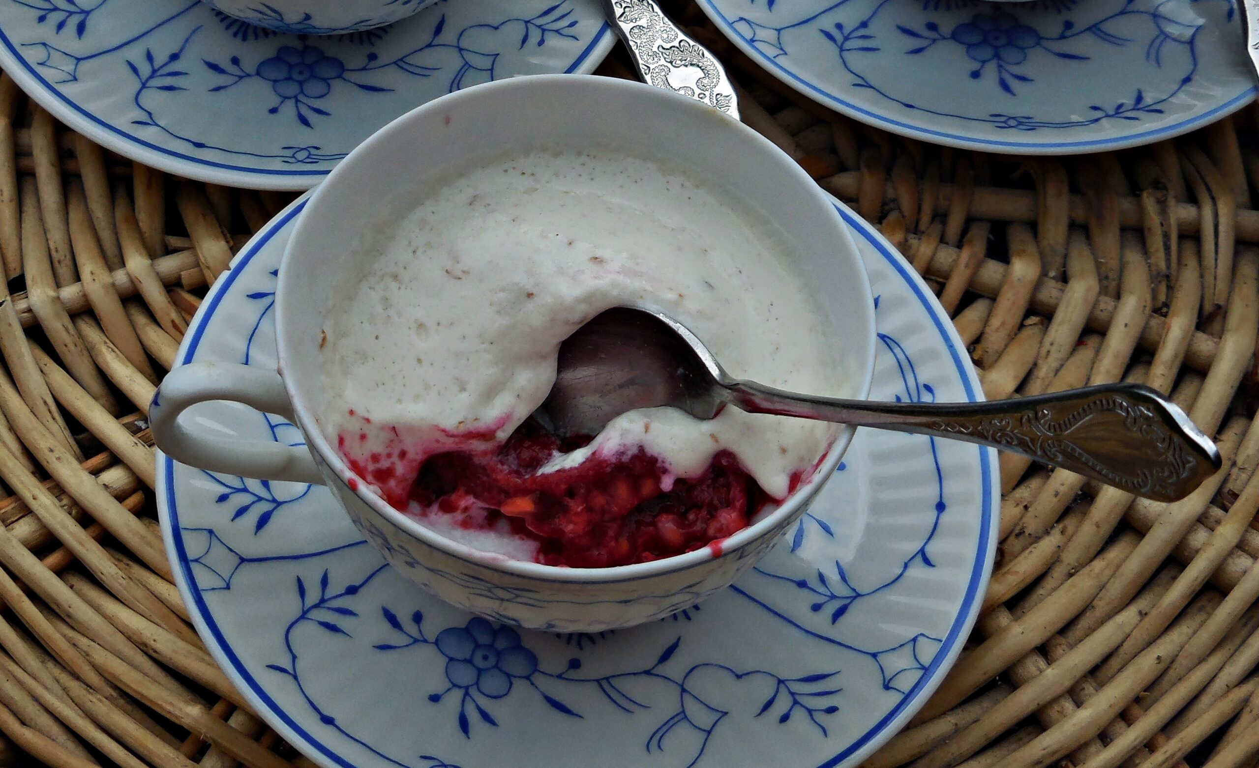 Himbeer-Kompott mit Sahne