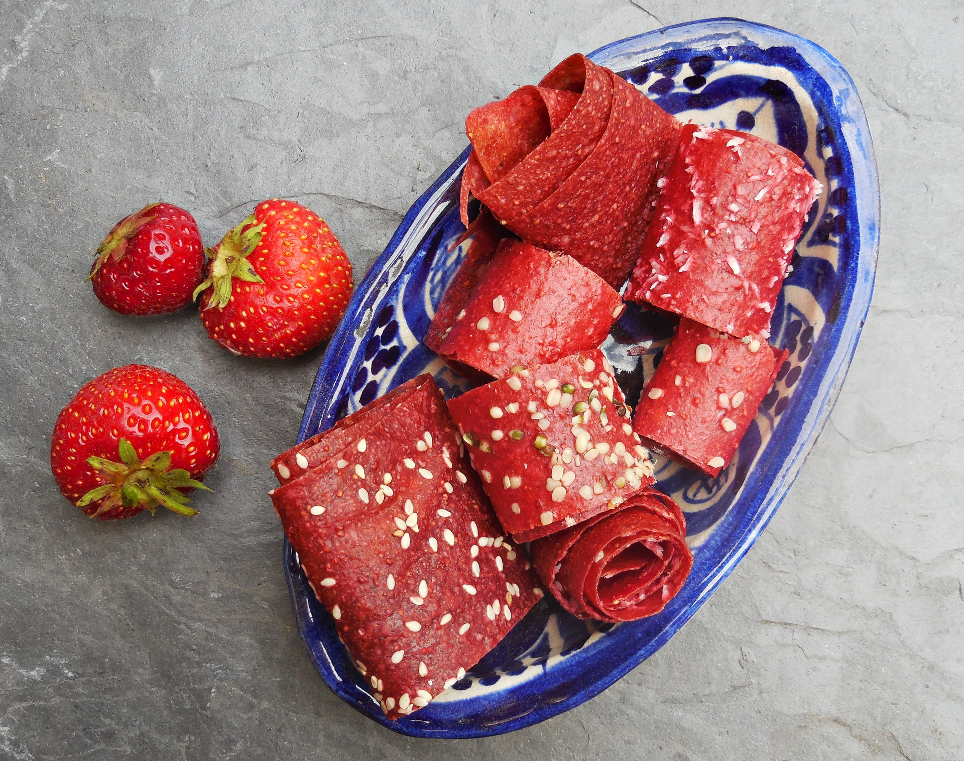 Fruchtleder selber machen aus Kirschen und Erdbeeren auf dem Dörrblech
