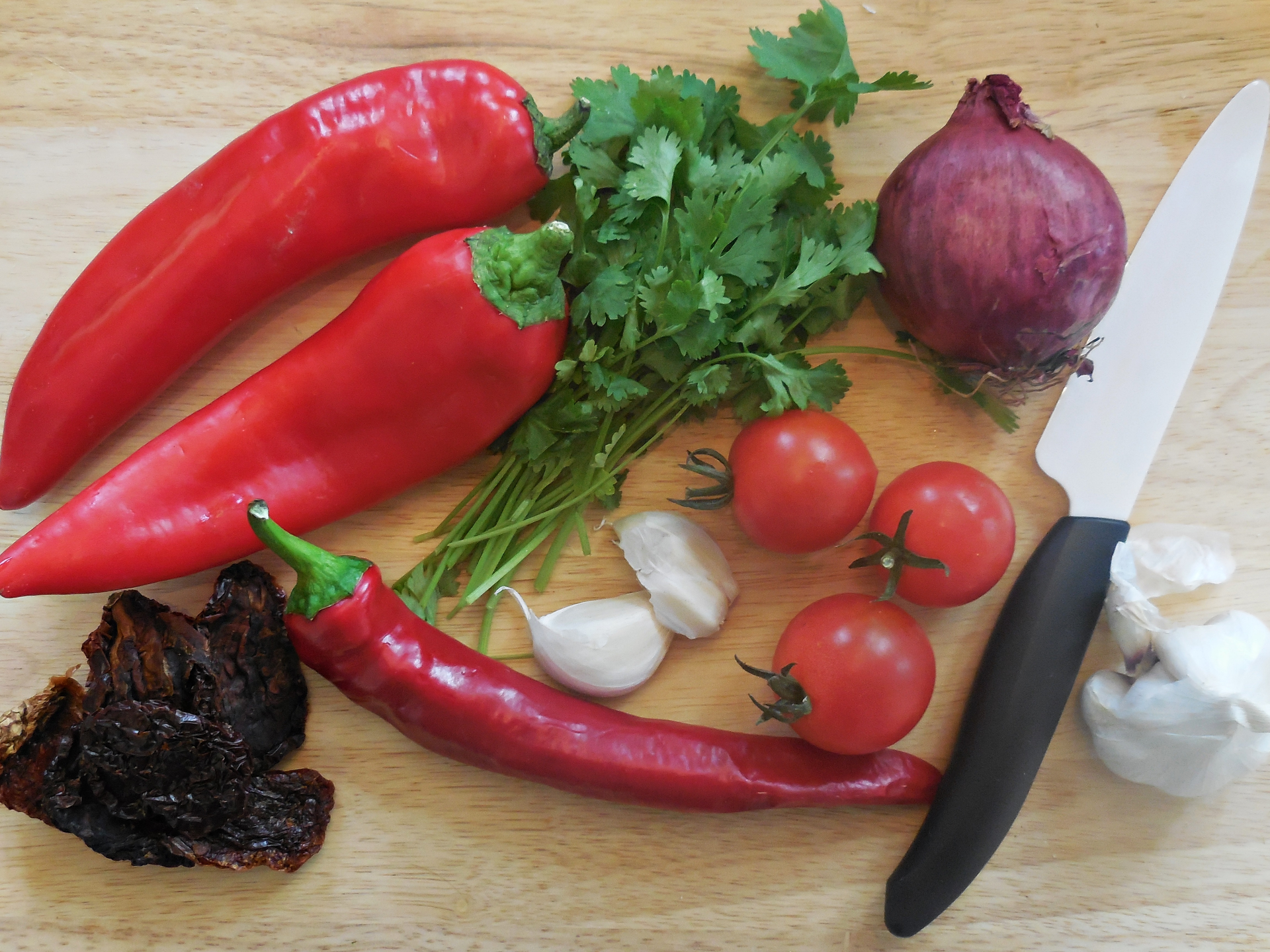 Dieses rohvegane Chili sin Carne bringt Würze und Wärme auf den Teller, ganz aus frischem Gemüse