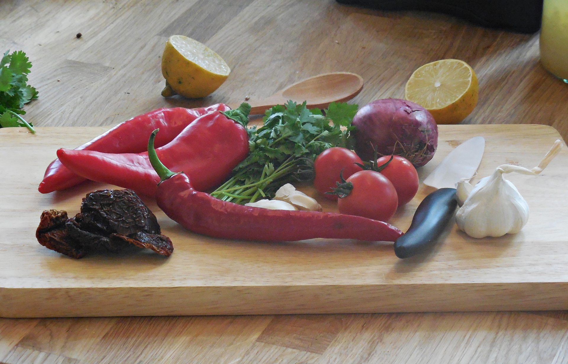 Dieses rohvegane Chili sin Carne bringt Würze und Wärme auf den Teller, ganz aus frischem Gemüse
