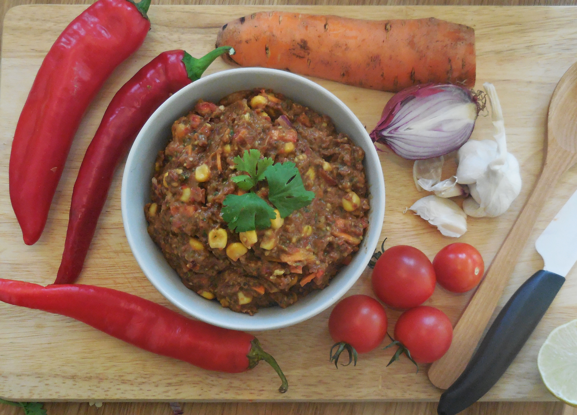 Dieses rohvegane Chili sin Carne bringt Würze und Wärme auf den Teller, ganz aus frischem Gemüse