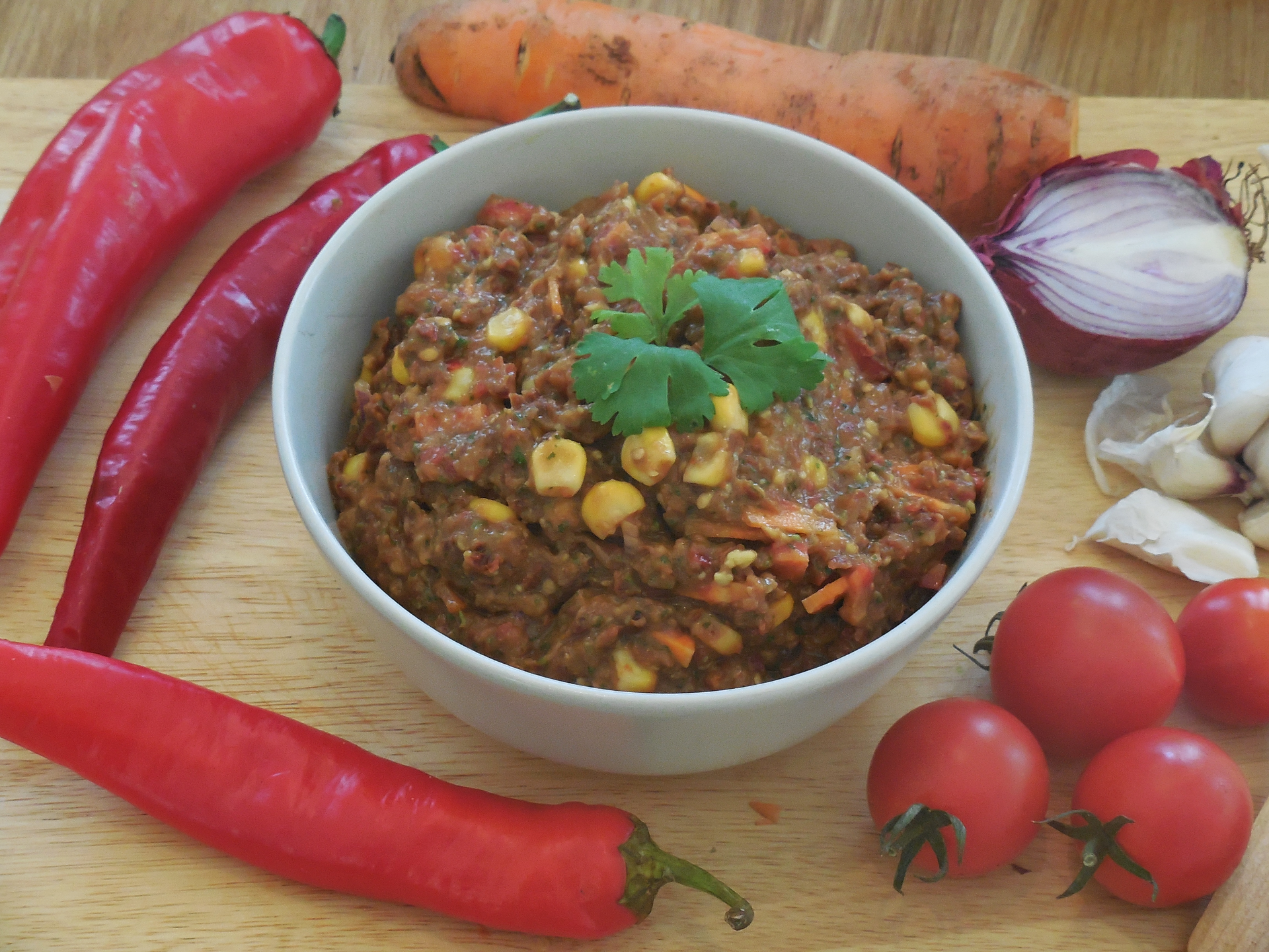 Dieses rohvegane Chili sin Carne bringt Würze und Wärme auf den Teller, ganz aus frischem Gemüse