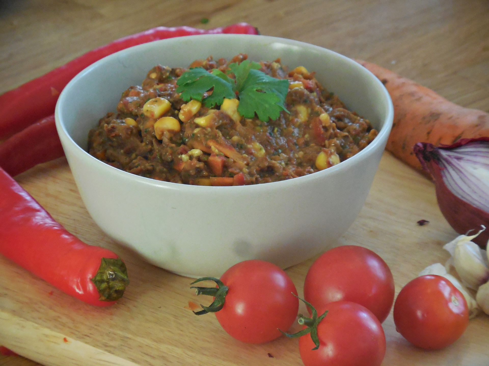 Dieses rohvegane Chili sin Carne bringt Würze und Wärme auf den Teller, ganz aus frischem Gemüse