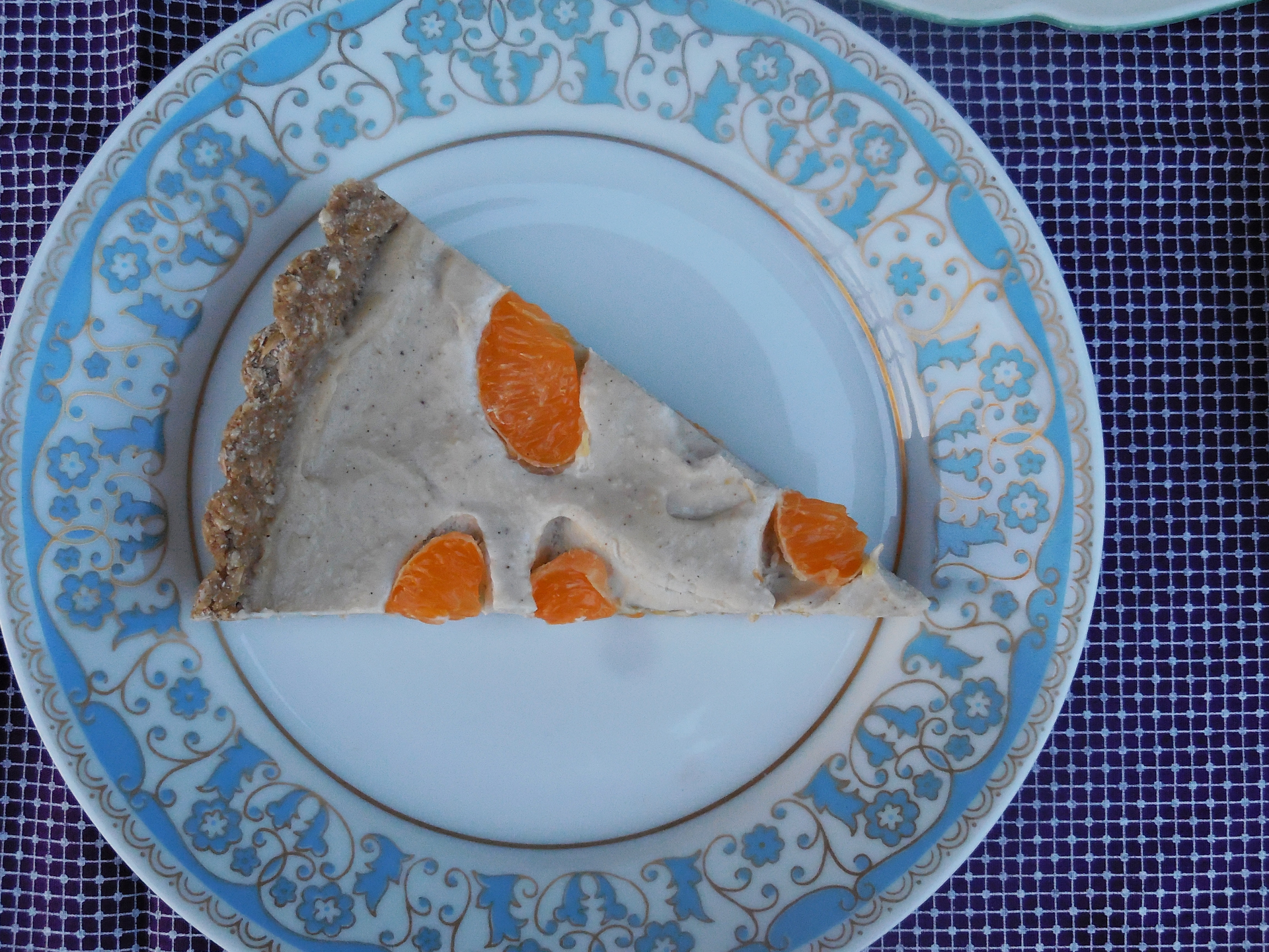 Mandarinen-Hälften auf der Vanillecreme