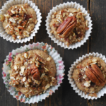 Apfel-Pekan-Muffins mit Pekannuss-Streuseln in Papierförmchen