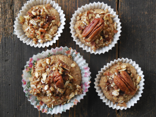 Apfel-Pekan-Muffins mit Pekannuss-Streuseln in Papierförmchen