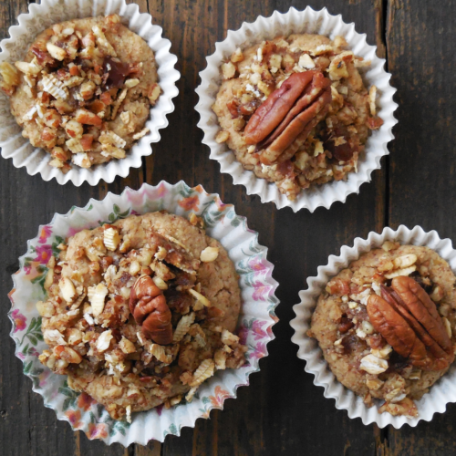 Apfel-Pekan-Muffins mit Pekannuss-Streuseln in Papierförmchen