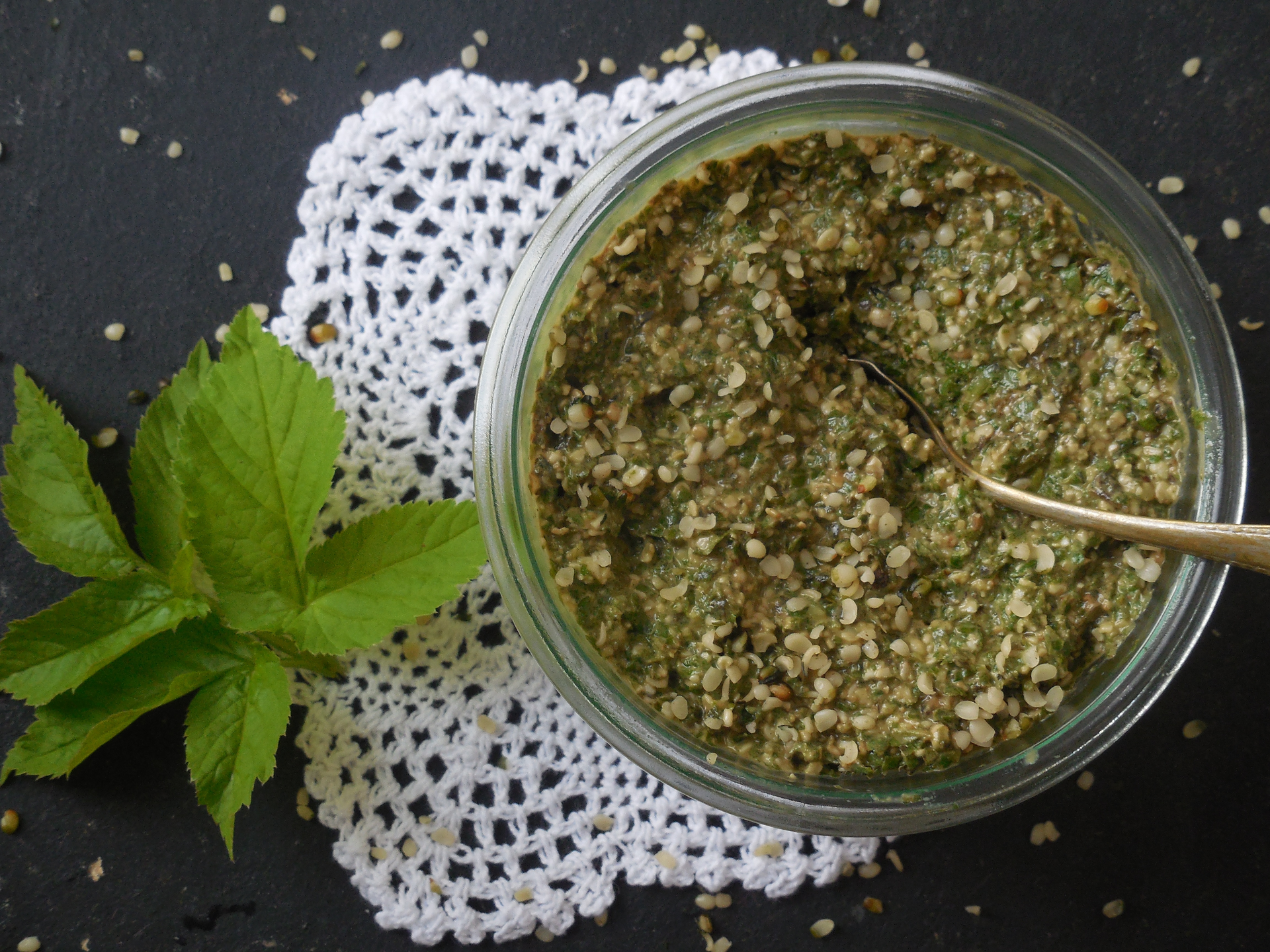 Wildkräuter Hanf Pesto