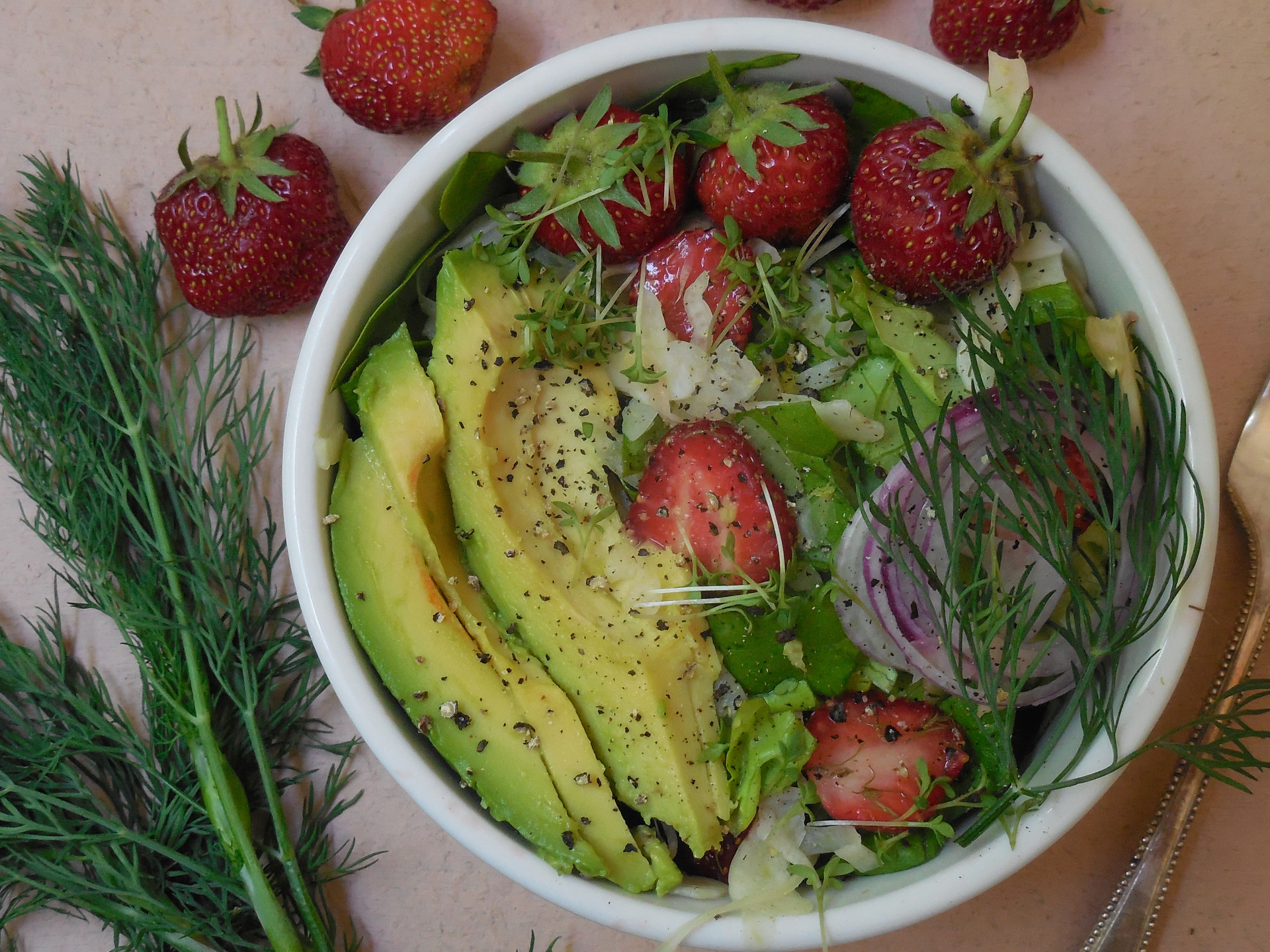 Summer Lunch Bowl mit Erdbeeren und Fenchel