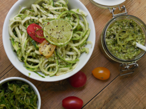 Algen-Pesto aus Wakame mit Hanfsamen und Knoblauch im Glas