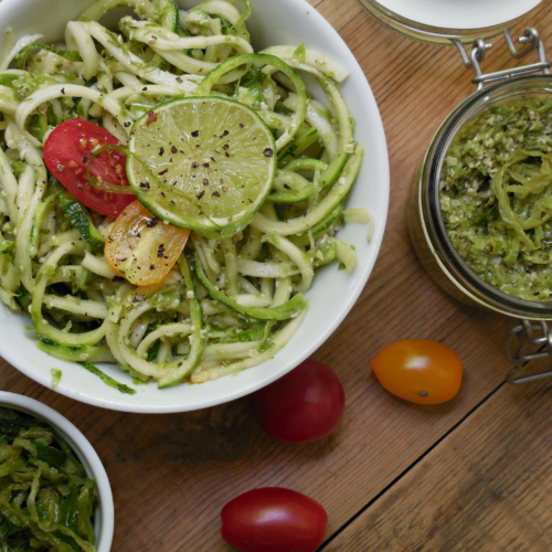 Algen-Pesto aus Wakame mit Hanfsamen und Knoblauch im Glas