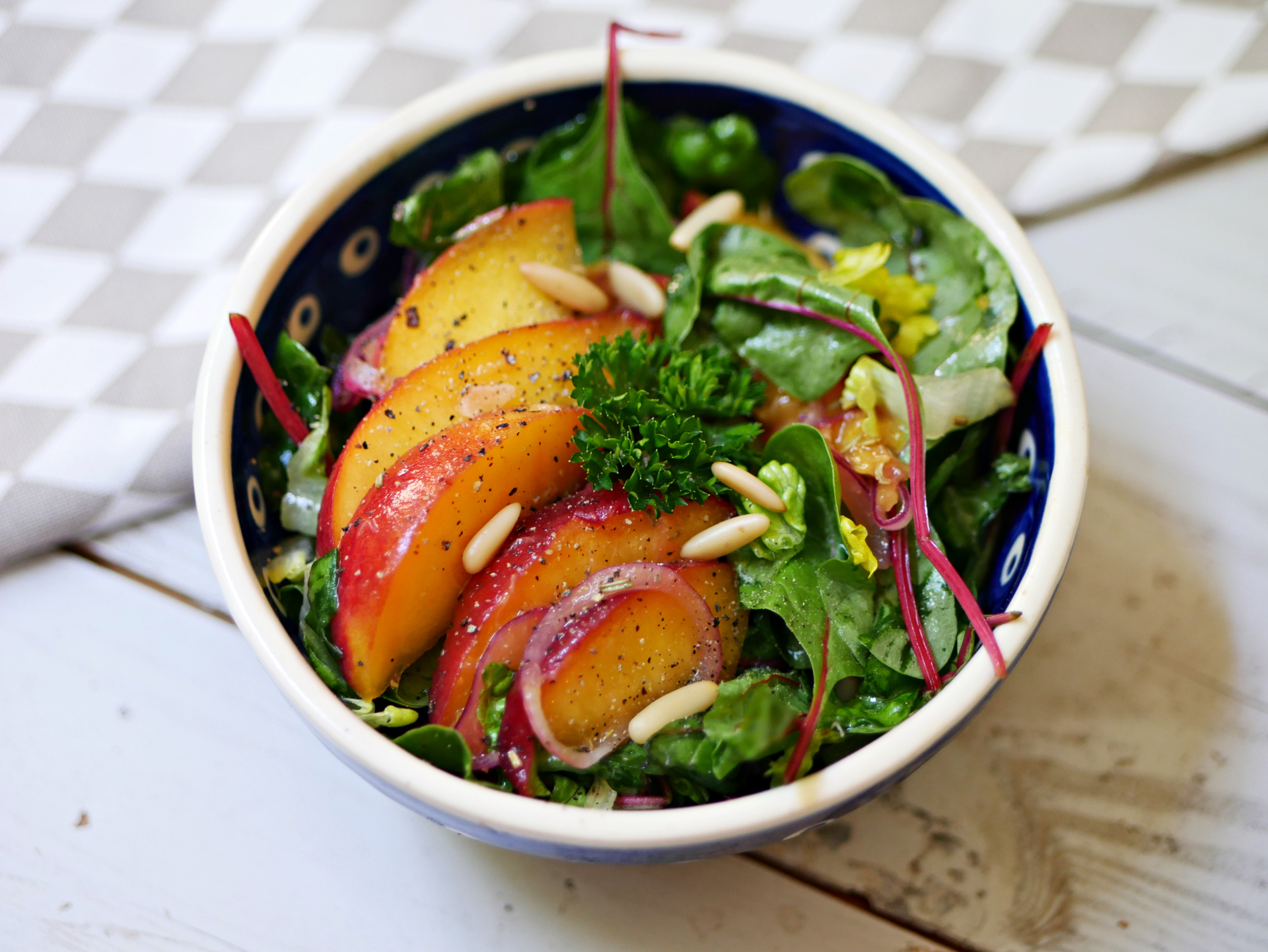 Marinierter Pfirsich auf grünem Salat 1 Marinierte Pfirsiche auf grünem Salat