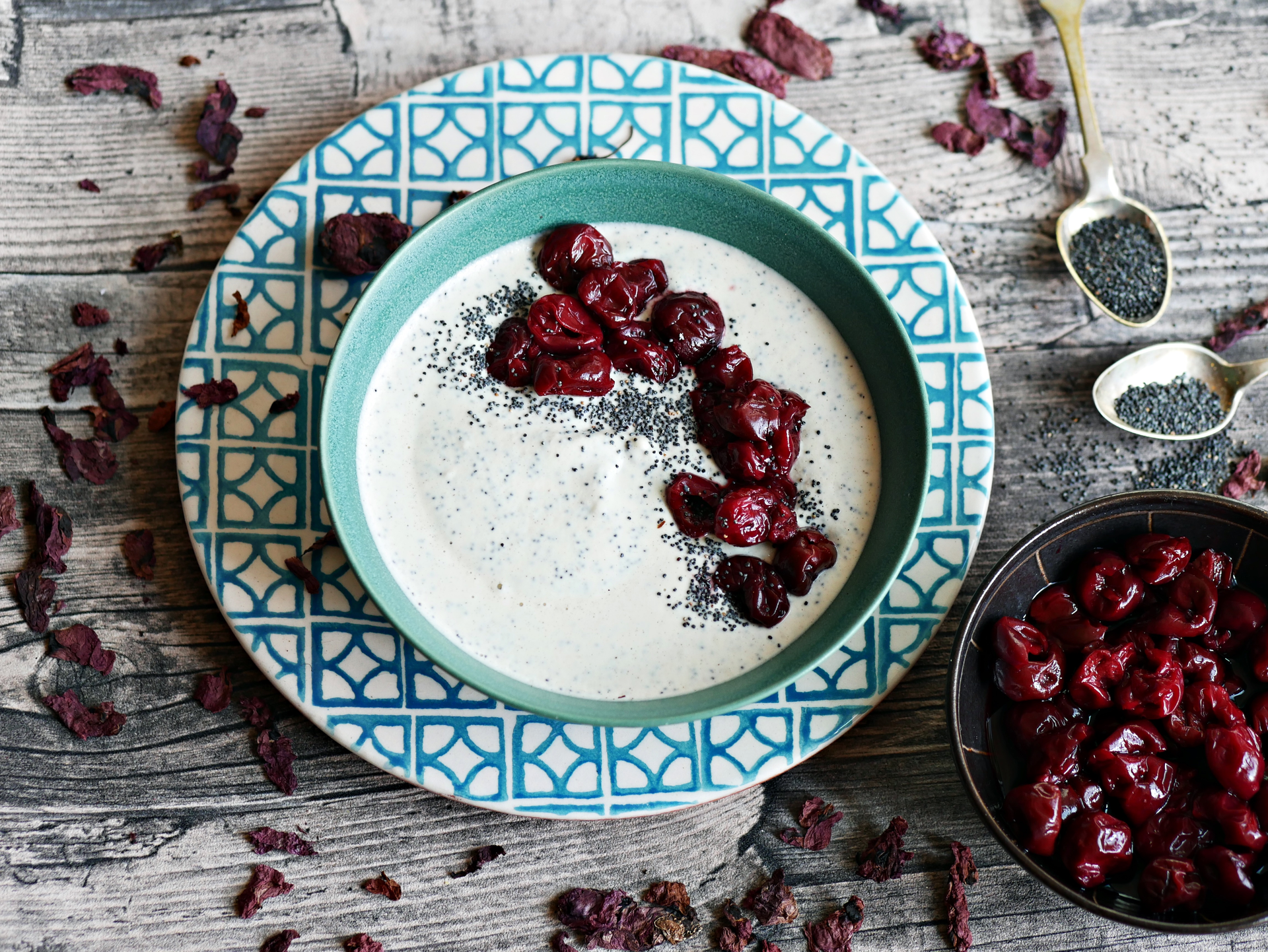 Cashew-Mohn-Joghurt mit Brottrunk
