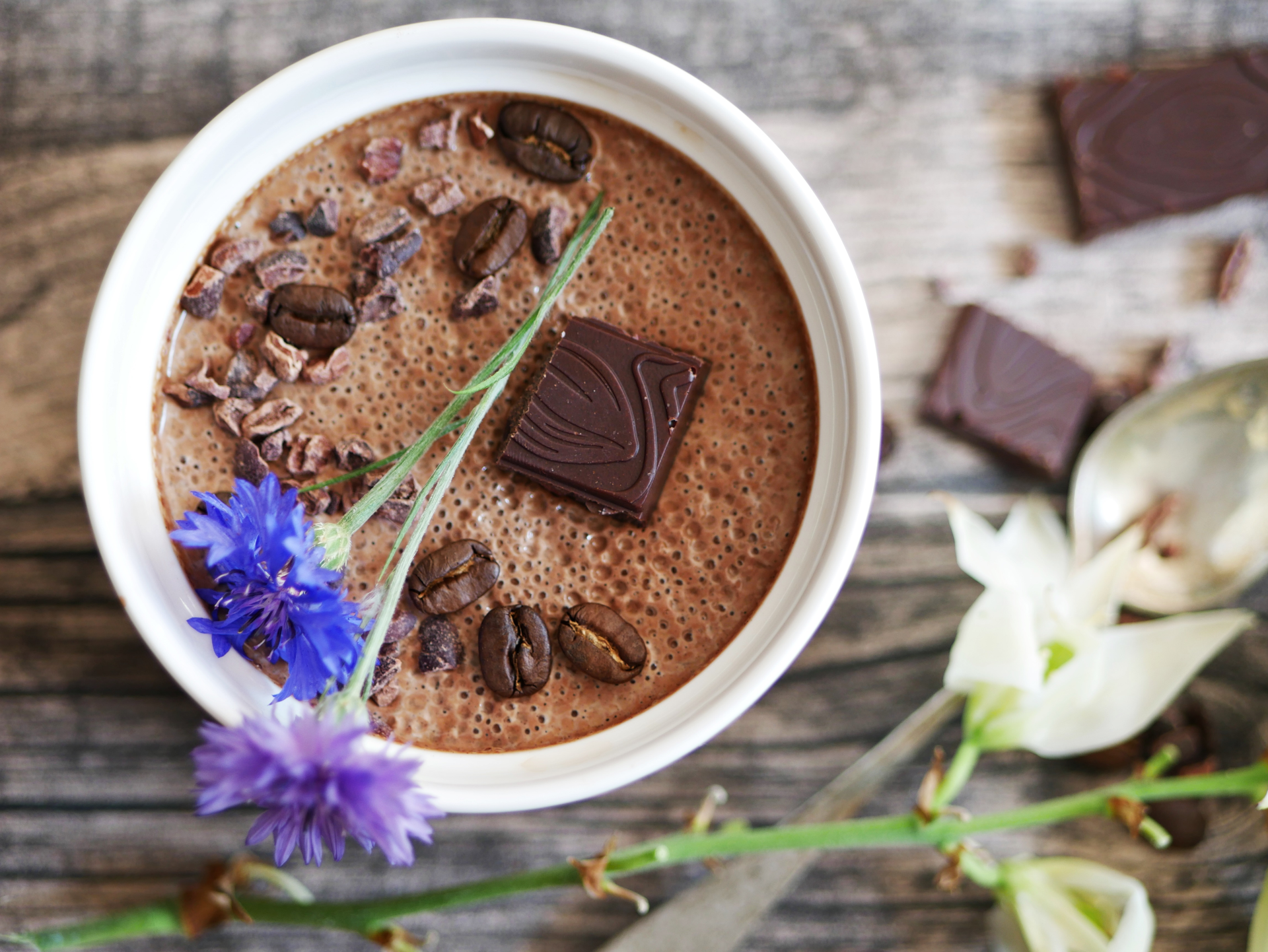 Kaffee-Chia-Pudding im Glas mit Kaffeeöl