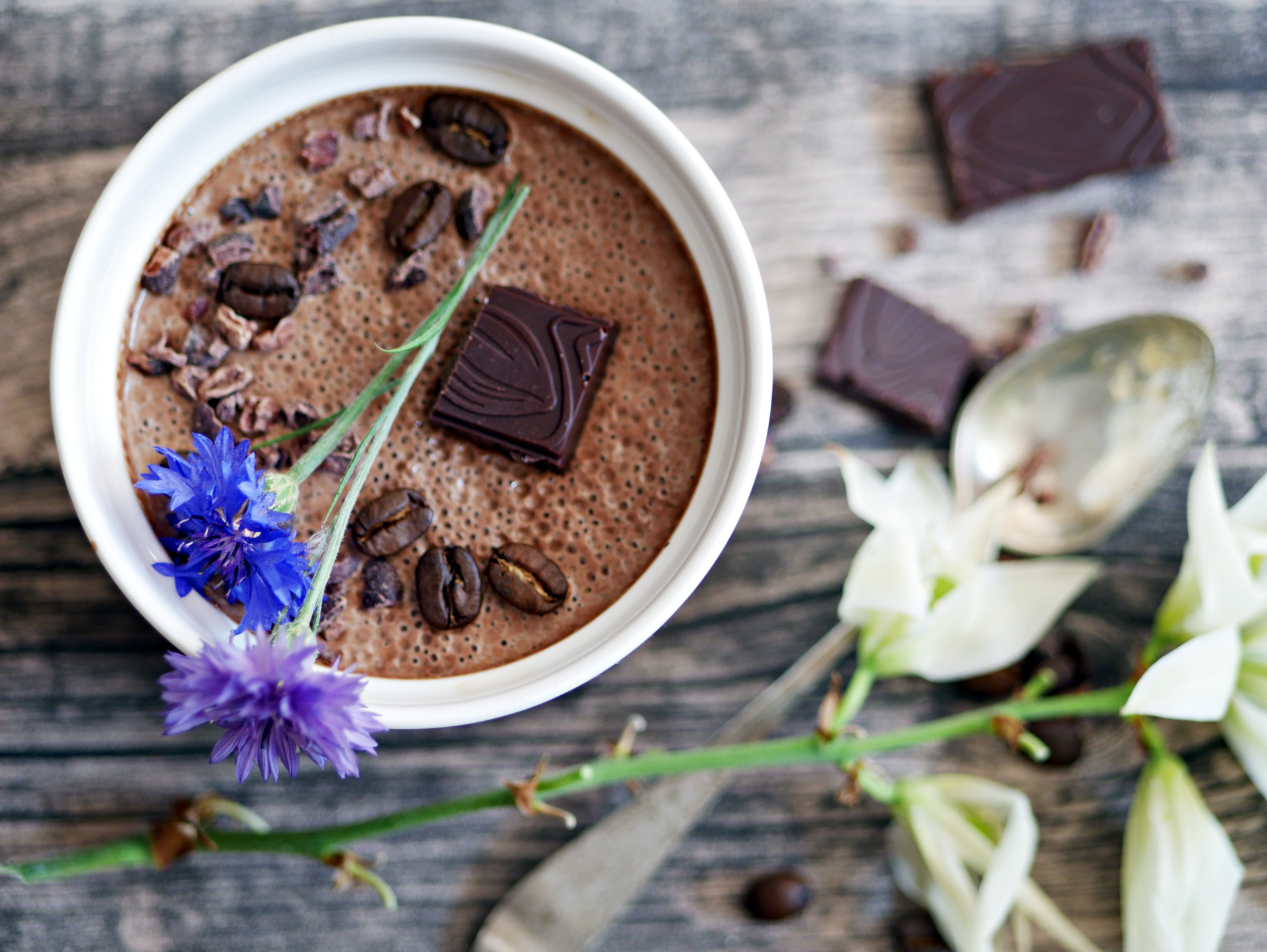 Kaffee-Chia-Pudding angerichtet