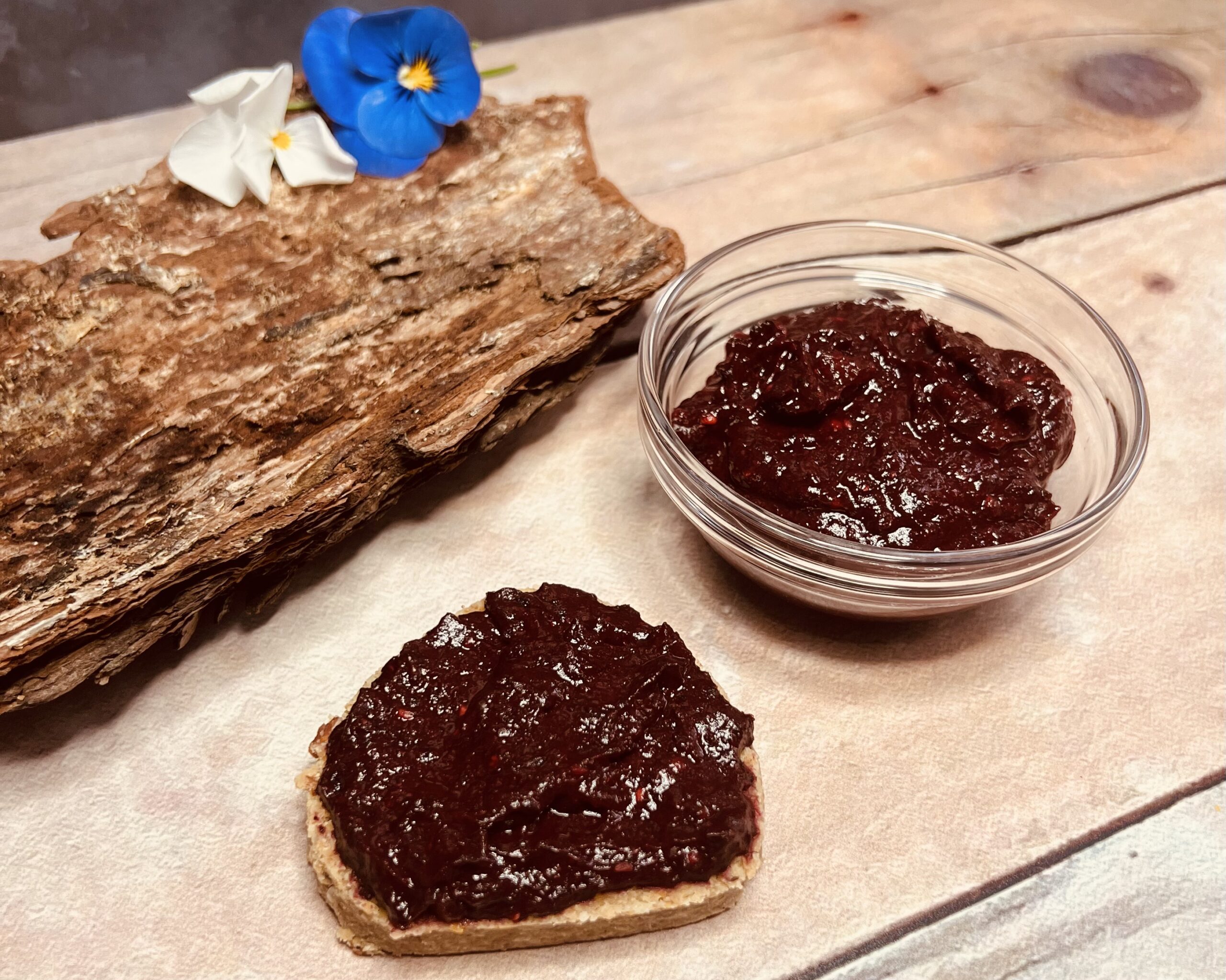Marmelade mit Basilikumsamen