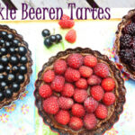 Dunkle Beeren Tartes roh vegan mit Schokofüllung und frischen Beeren