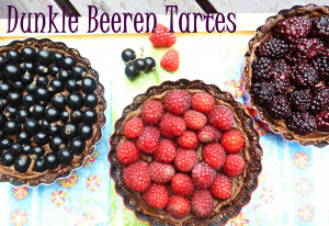 Startseite 9 Dunkle Beeren Tartes roh vegan mit Schokofüllung und frischen Beeren
