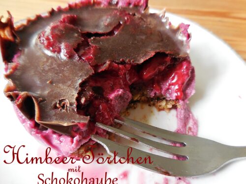 Rohkost Himbeer Cupcakes 2 Himbeer-Törtchen mit Schokohaube roh vegan, angeschnitten mit Himbeercreme