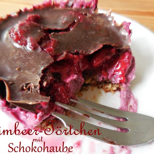 Himbeer-Törtchen mit Schokohaube roh vegan, angeschnitten mit Himbeercreme
