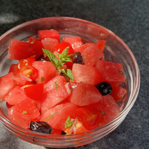 Wassermelone-Tomate-Oliven-Salat 1 Wassermelonen Salat mit Tomate und Oliven in einer Schüssel, roh und sommerlich angerichtet