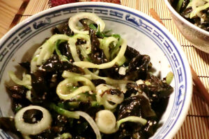 Algen-Salat mit Wakame und Gurke in der Schale