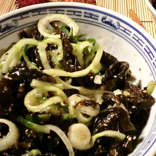 Algen-Salat und warum wir Algen so lieben! 1 Algen-Salat mit Wakame und Gurke in der Schale