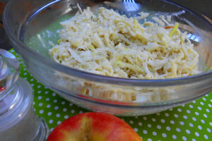 Apfel-Rahm-Sauerkraut in der Glasschüssel mit Apfel