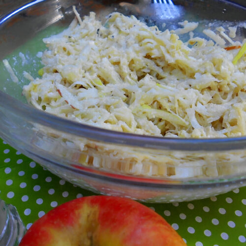 Grossmutters Apfel-Rahm-Sauerkraut 2 Apfel-Rahm-Sauerkraut in der Glasschüssel mit Apfel