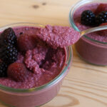 Roh veganer Beerentraum mit Beeren
