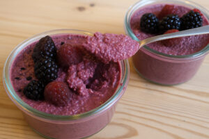 Roh veganer Beerentraum mit Beeren